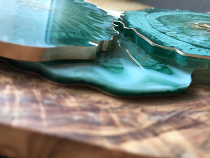 Handgemachte Untersetzer aus Epoxidharz in Grün-Gold - verschiedene Umrandungen 