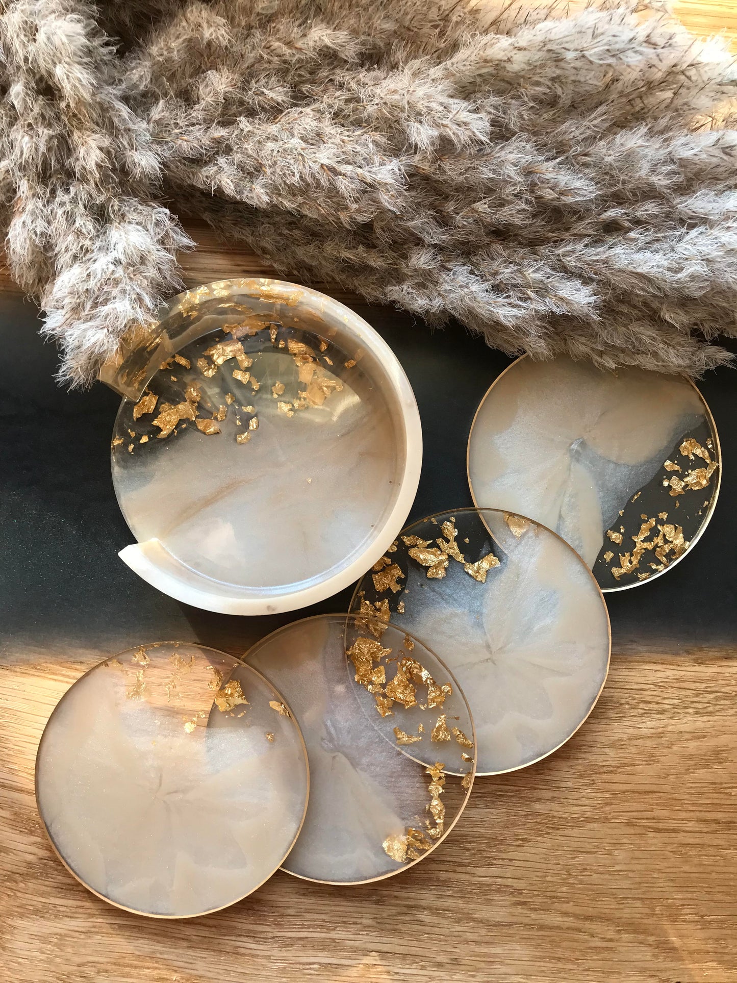 4er Set Untersetzer Set aus Epoxidharz in Beige - Ansicht von oben