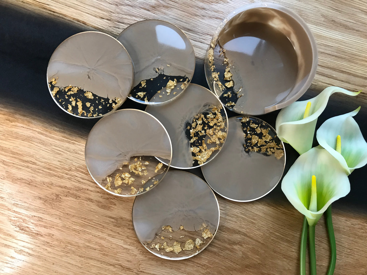 6er Set Untersetzer Set aus Epoxidharz in Beige - Goldumrandung: Goldakzent (obere Kante) - Ansicht von Oben