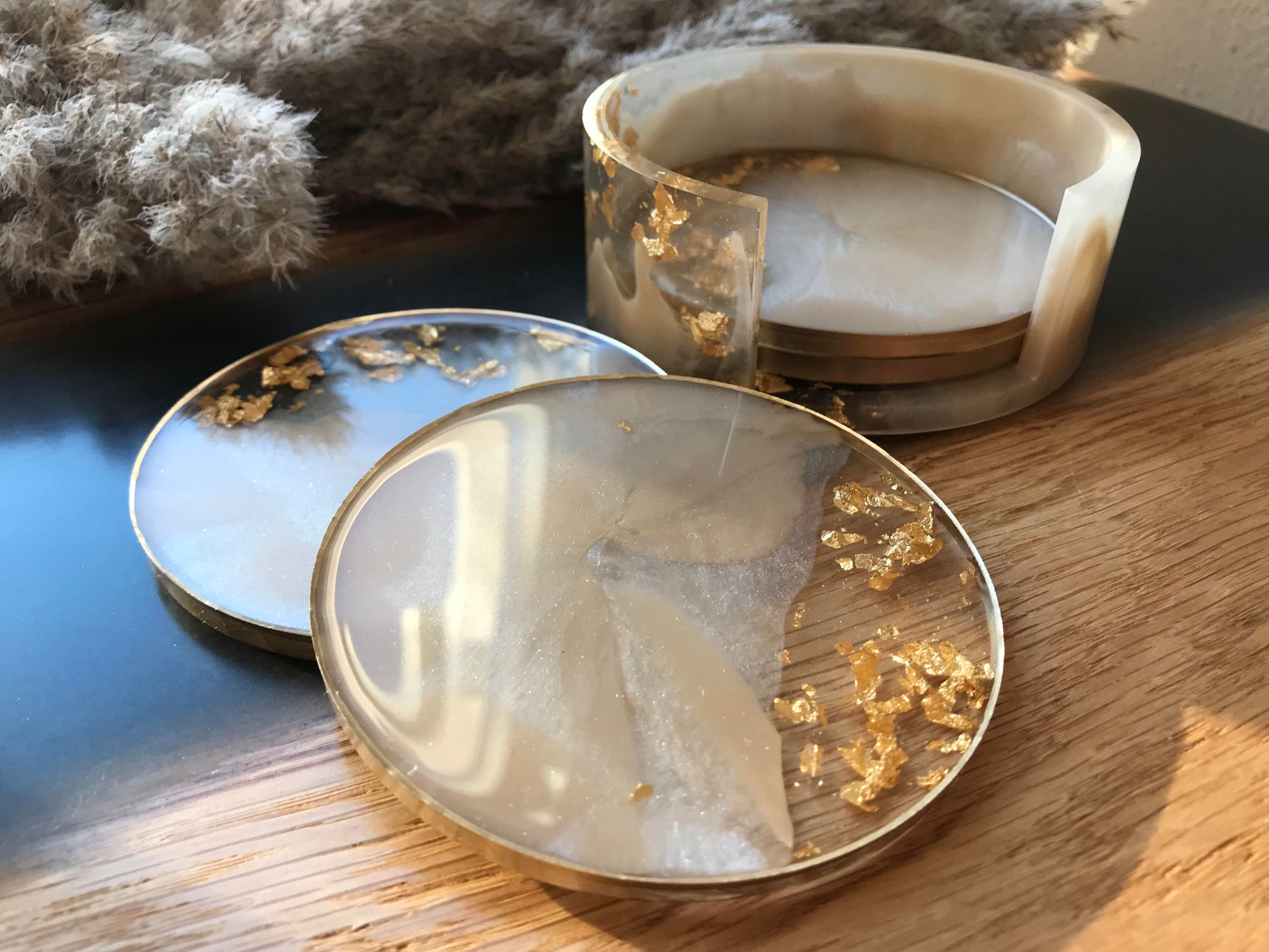 4er Set Untersetzer Set aus Epoxidharz in Beige - komplette Goldumrandung 