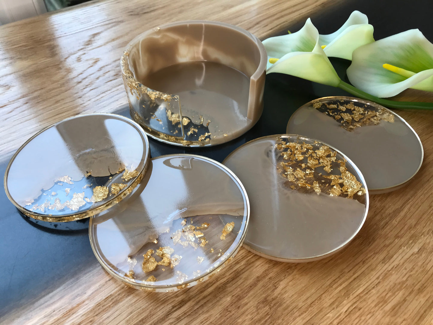 4er Set Untersetzer Set aus Epoxidharz in Beige - Goldumrandung: Goldakzent (obere Kante)