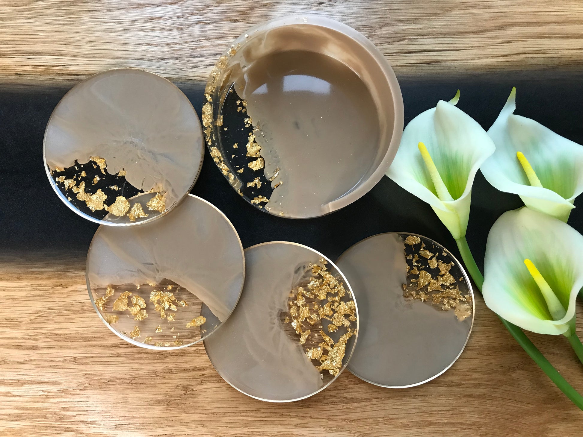 4er Set Untersetzer Set aus Epoxidharz in Beige - Goldumrandung: Goldakzent (obere Kante) - Ansicht von oben