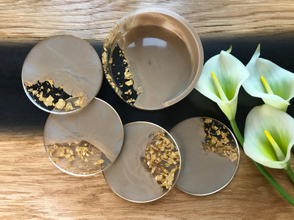 4er Set Untersetzer Set aus Epoxidharz in Beige - Goldumrandung: Goldakzent (obere Kante) - Ansicht von oben
