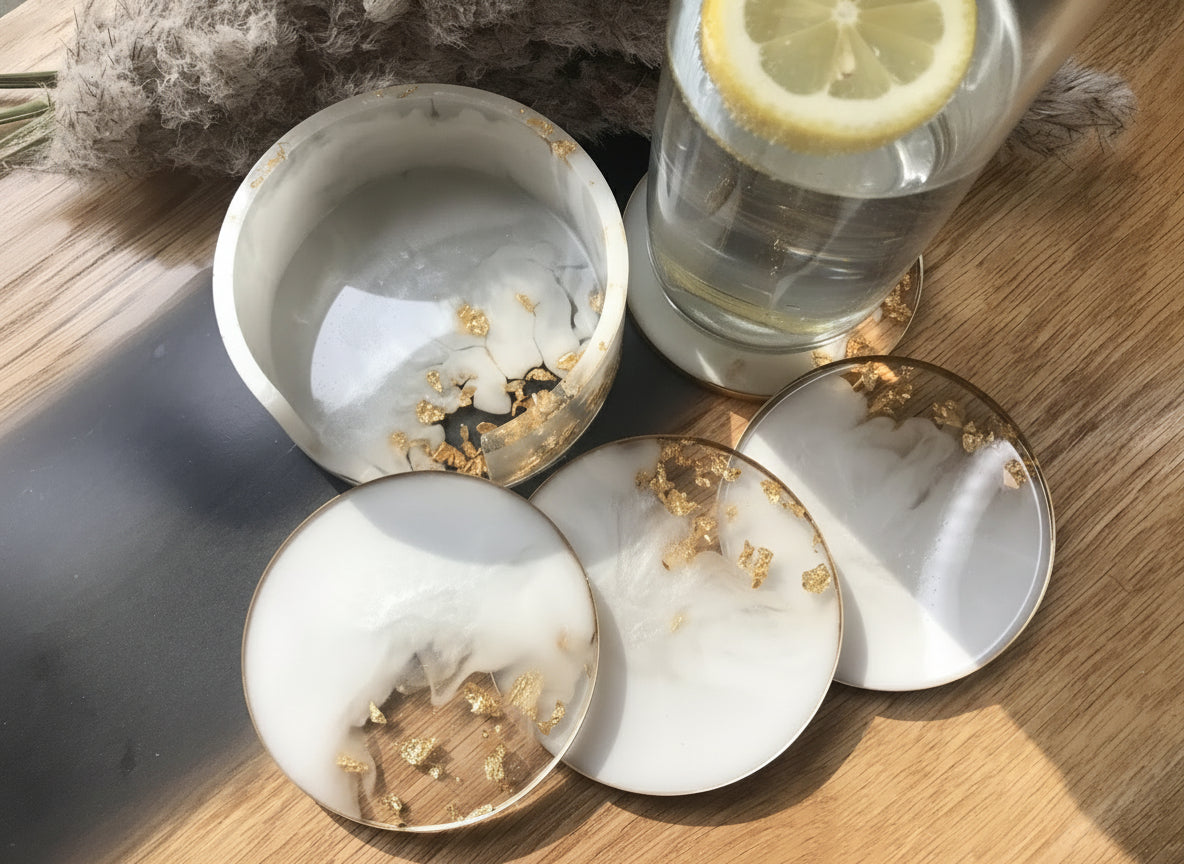 4er Set Untersetzer Set aus Epoxidharz in Weiß mit einem Glas Wasser 
