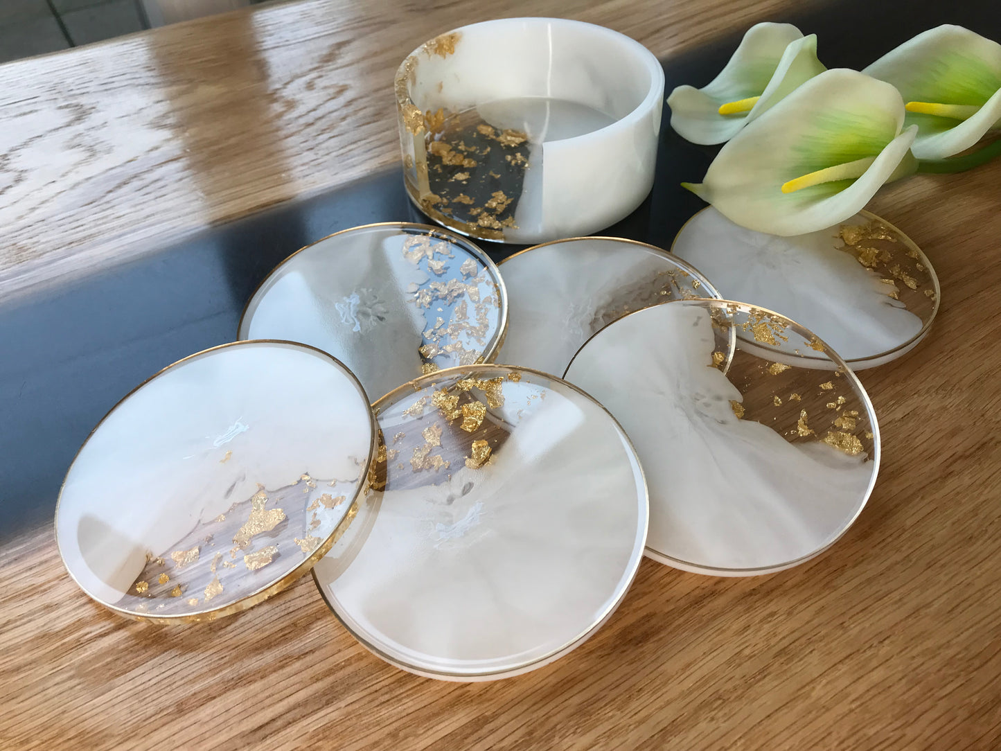 6er Set Untersetzer Set aus Epoxidharz in Weiß - mit  Goldumrandung Akzent 