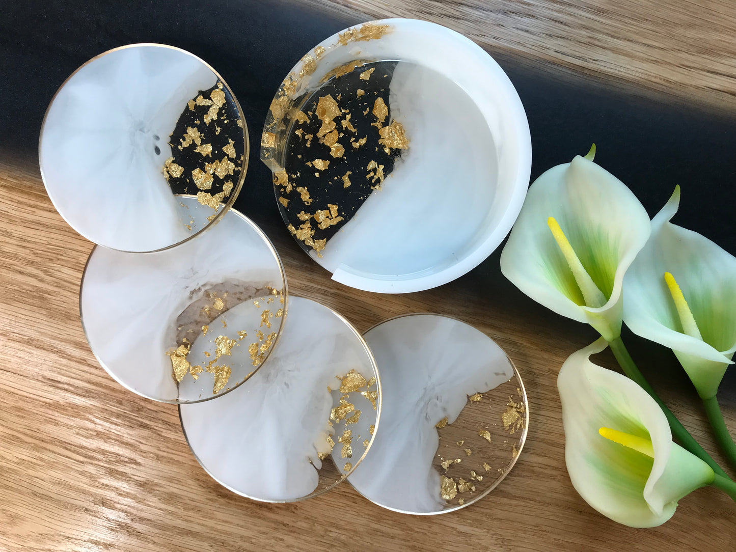 4er Set Untersetzer Set aus Epoxidharz in Weiß - obere Kante Gold - von oben fotografiert