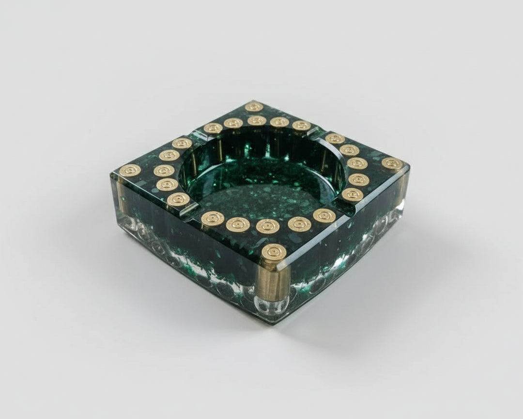 Epoxidharz Aschenbecher in Industrial Glamour Style mit Metallhülsen & Spiegelgranulat in Grün - Studiobild