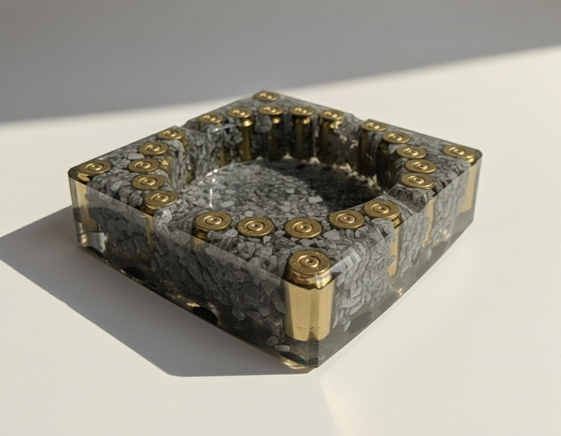 Epoxidharz Aschenbecher in Industrial Glamour Style mit Metallhülsen & Spiegelgranulat in Grau - Studiofoto