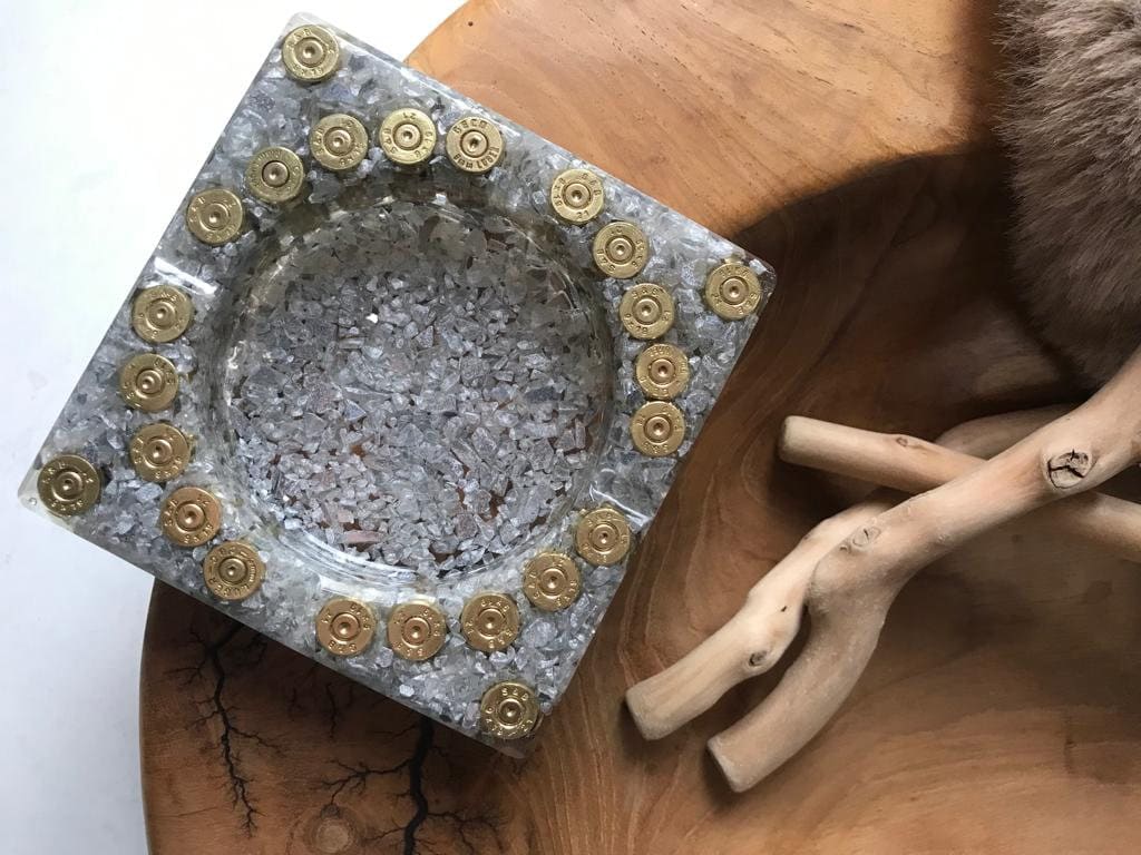 Epoxidharz Aschenbecher in Industrial Glamour Style mit Metallhülsen & Spiegelgranulat in Grau von oben 