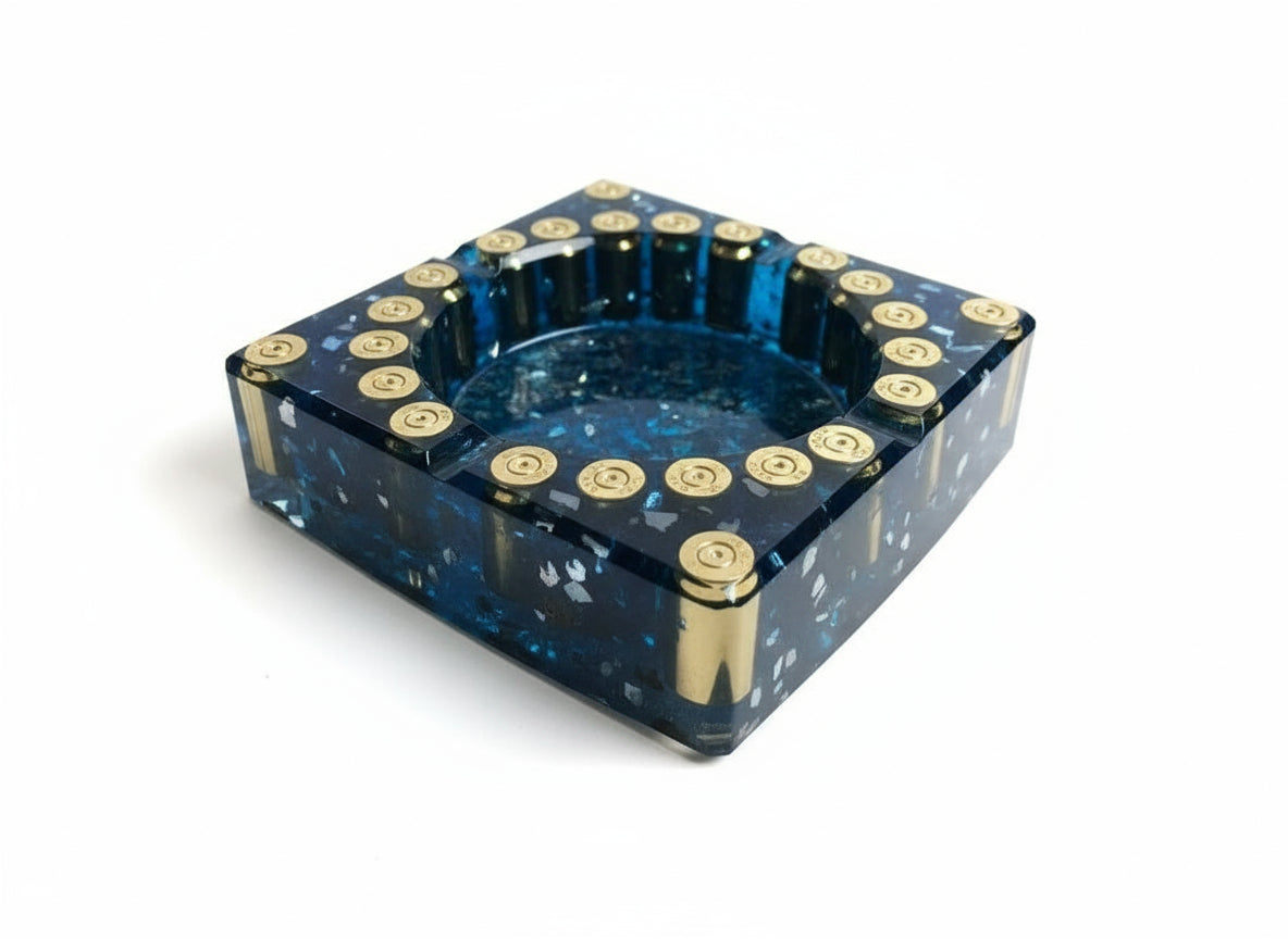 Epoxidharz Aschenbecher in Industrial Glamour Style mit Metallhülsen & Spiegelgranulat in Blau Studioaufnahme 