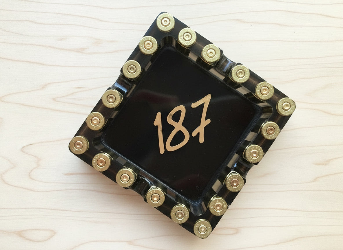 187 Aschenbecher aus Epoxidharz, mit Recyceltem Messing, in Durchsichtig und Schwarz. Ansicht von oben. 