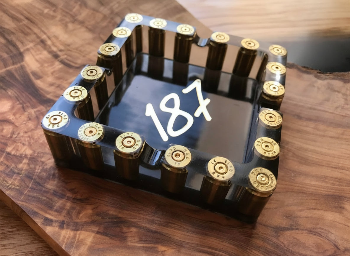 Epoxidharz Aschenbecher mit eingegossenem Recyceltem Messing und 187 Aufkleber - minimalistischer, viereckiger Form