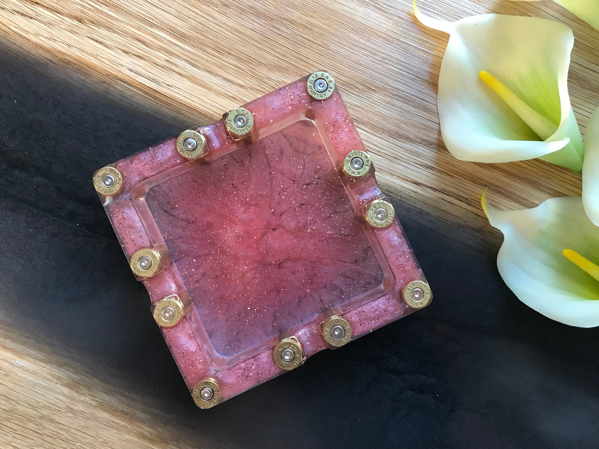 Pink Glitzer-Aschenbecher aus Epoxidharz mit recycelten Messinghülsen von oben