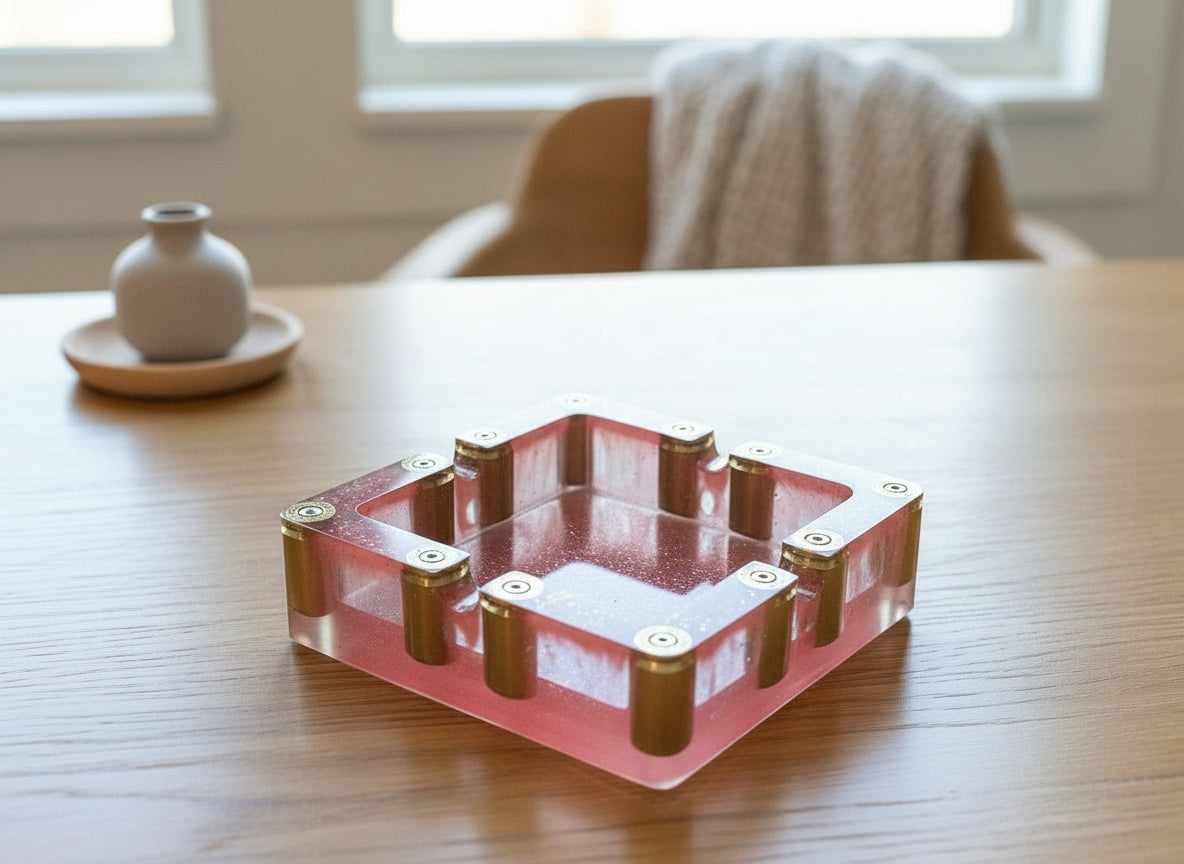 Pink Glitzer-Aschenbecher aus Epoxidharz mit recycelten Messinghülsen auf dem Tisch 