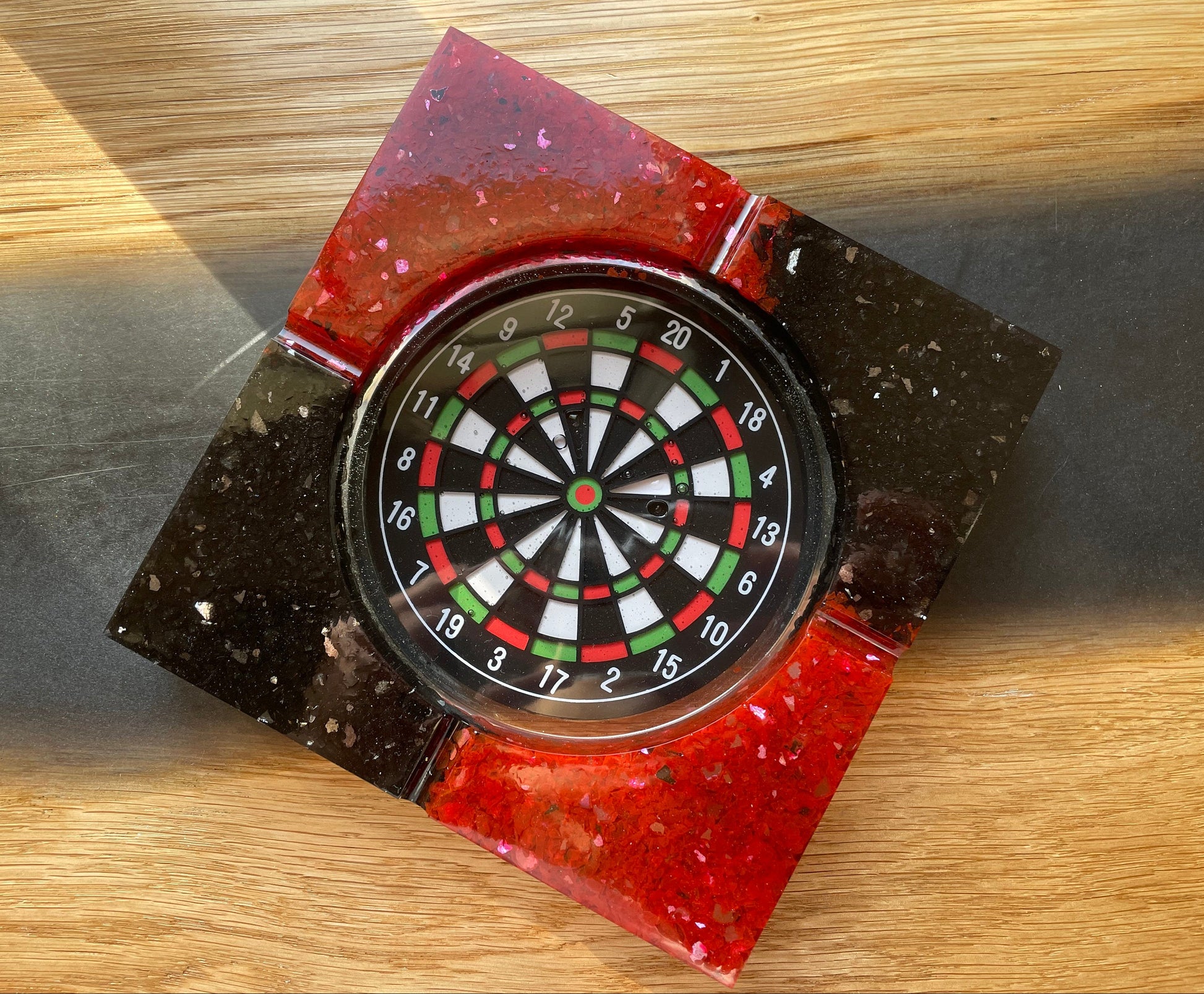 XXL-Darts Aschenbecher aus Epoxidharz und Spiegelgranulat - Rot-Schwarz, Ansicht von oben
