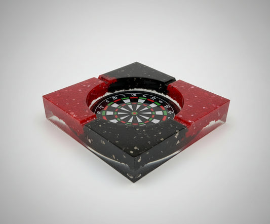 XXL-Darts Aschenbecher aus Epoxidharz und Spiegelgranulat - Rot-Schwarz - Studiofoto