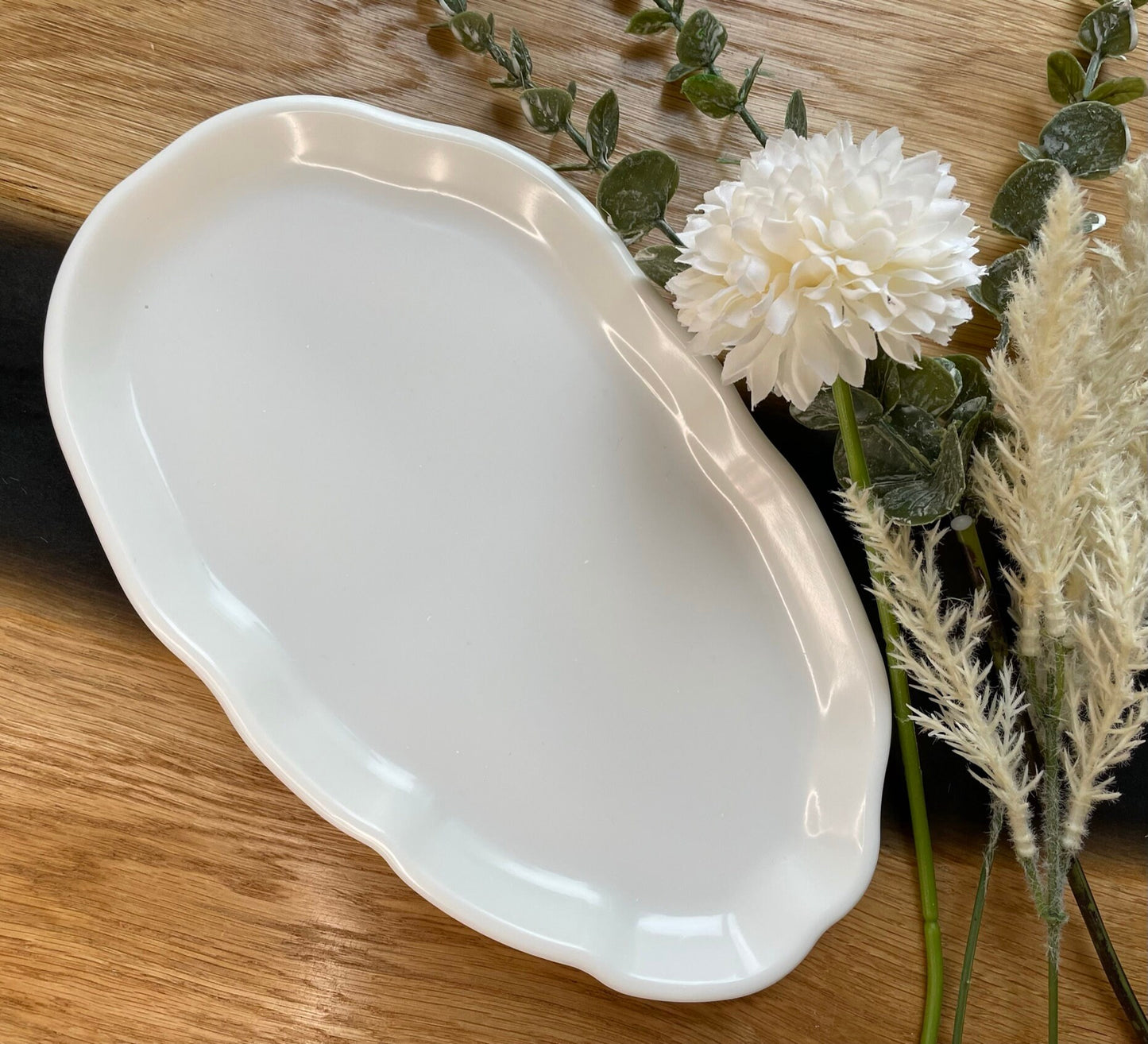 Minimalistisches weißes Deko-Tablett aus Epoxidharz 28x16 cm von oben