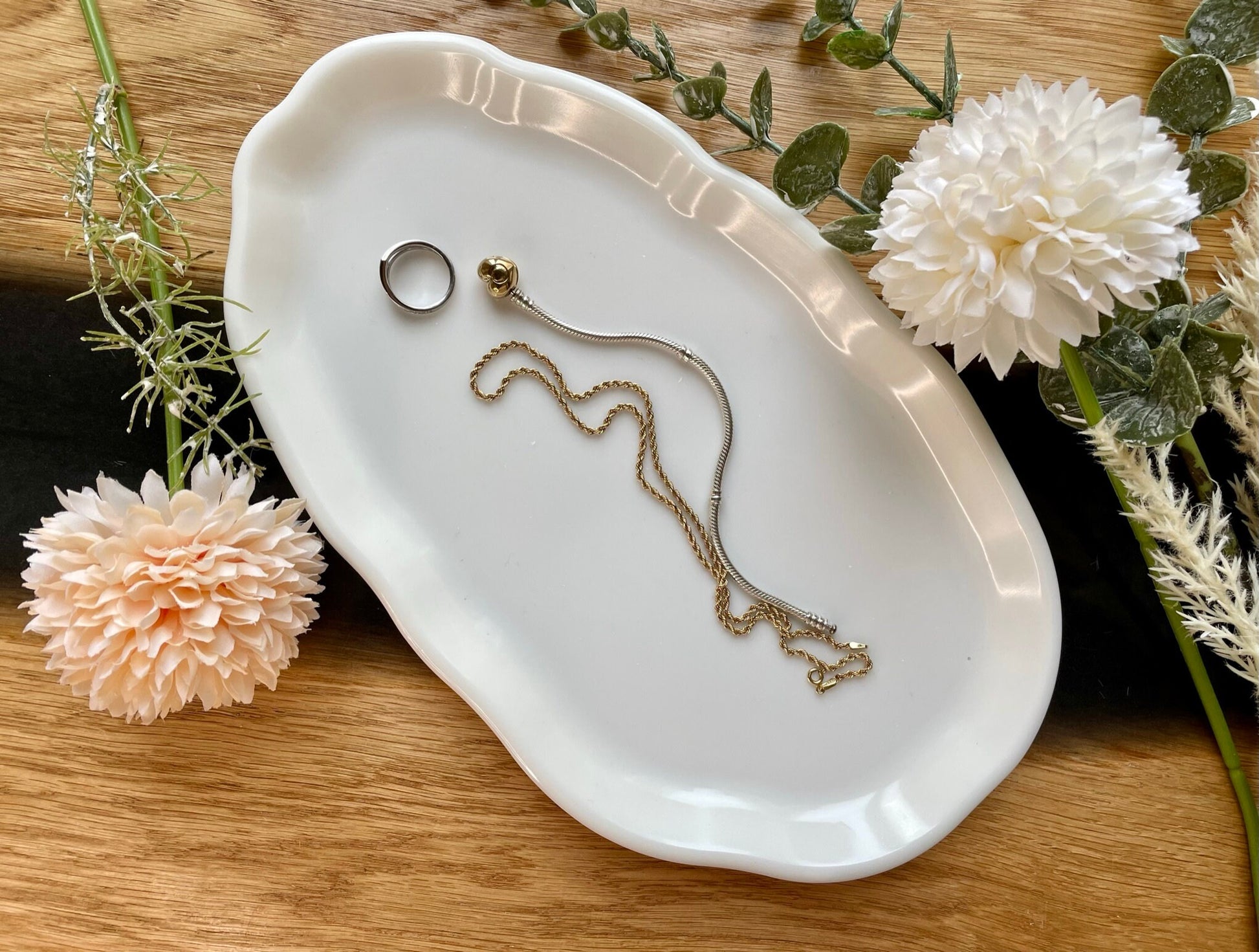 Minimalistisches weißes Deko-Tablett aus Epoxidharz 28x16 cm - mit Schmuckstücke abgebildet von oben