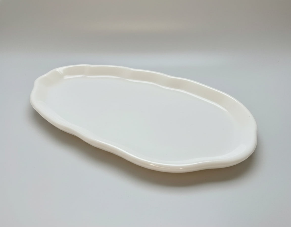 Minimalistisches weißes Deko-Tablett aus Epoxidharz 28x16 cm - Werbefoto im Studio