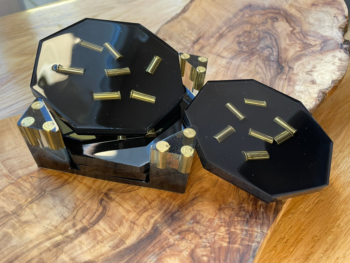 Epoxidharz Untersetzer Set Schwarz mit Metall-Hülsen, 5-teilig, auf einem Holztisch fotografiert