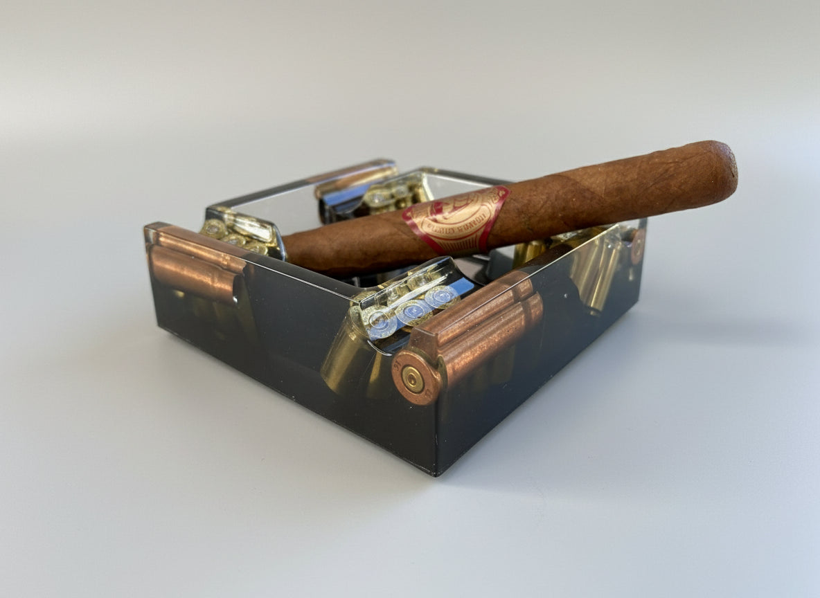 Industrial Aschenbecher aus Epoxidharz mit eingegossenem Recycelten Messing mit Zigarre