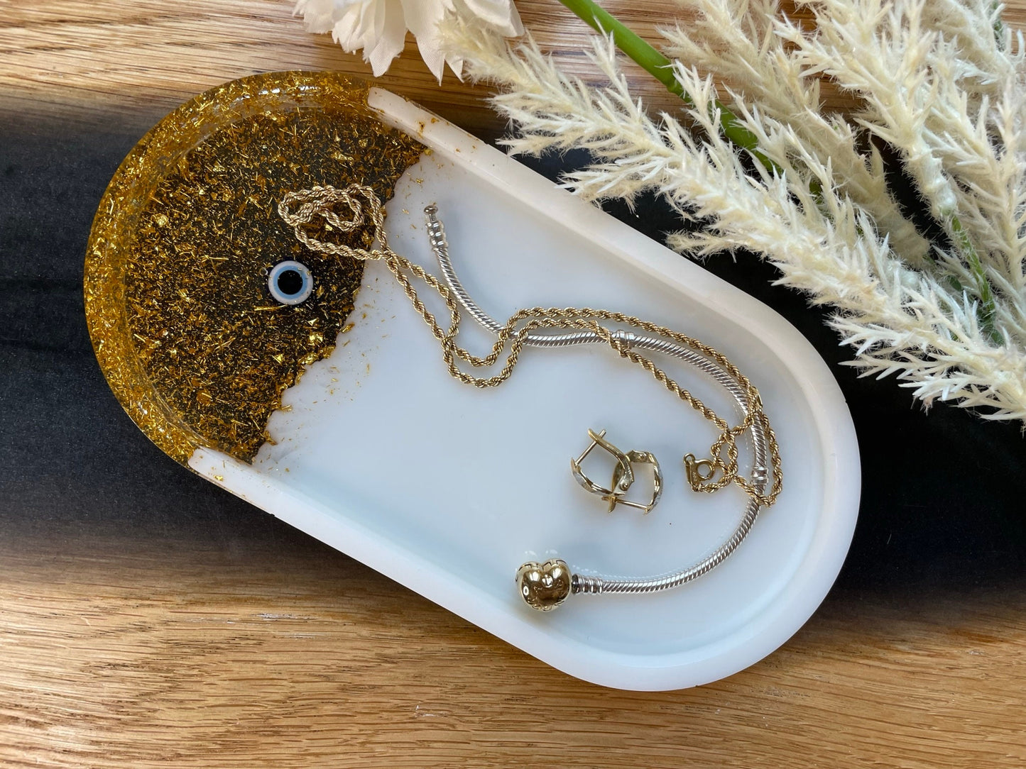 Schmuckschale Epoxidharz Gold-Weiß mit türkischem Auge - mit Schmuckstücken