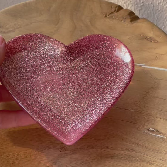 Herzförmige Schmuckschale aus Epoxidharz - mit Rosa Glitzer
