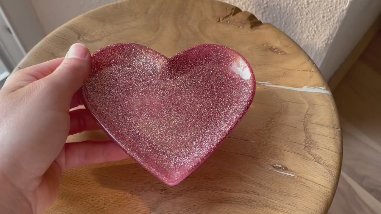 Herzförmige Schmuckschale aus Epoxidharz - mit Rosa Glitzer