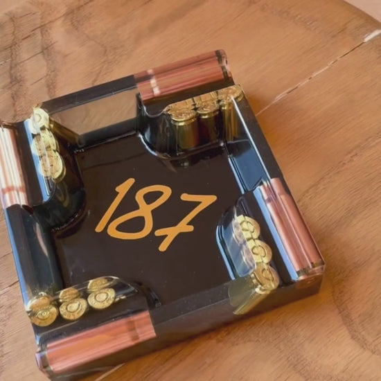 Goldene 187-Schrift im Zentrum des handgefertigten Epoxidharz Aschenbechers von ViolArt