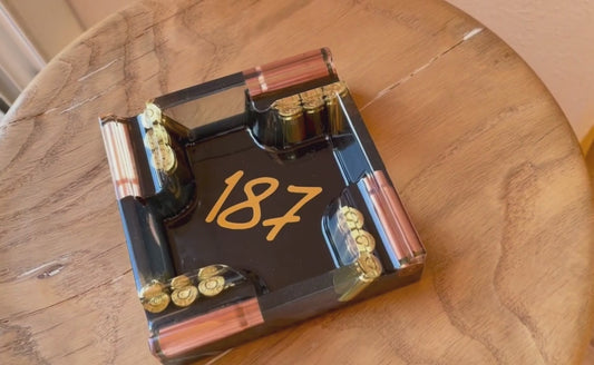 Goldene 187-Schrift im Zentrum des handgefertigten Epoxidharz Aschenbechers von ViolArt
