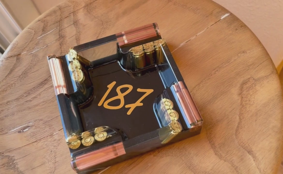 Goldene 187-Schrift im Zentrum des handgefertigten Epoxidharz Aschenbechers von ViolArt