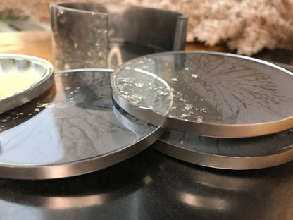 Detailansicht Anthrazit Epoxidharz Untersetzer mit schimmernden Silberflocken und Silberrand