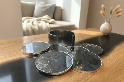 Anthrazit Untersetzer Set mit Halter, Resin Art mit Silberflocken, Unikat Handarbeit im Wohnzimmer auf dem Couchtisch 