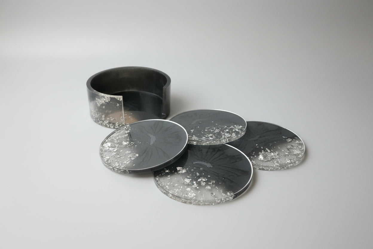 Anthrazit Untersetzer Set mit Halter, Resin Art mit Silberflocken, Unikat Handarbeit - Rand mit Silber Akzent