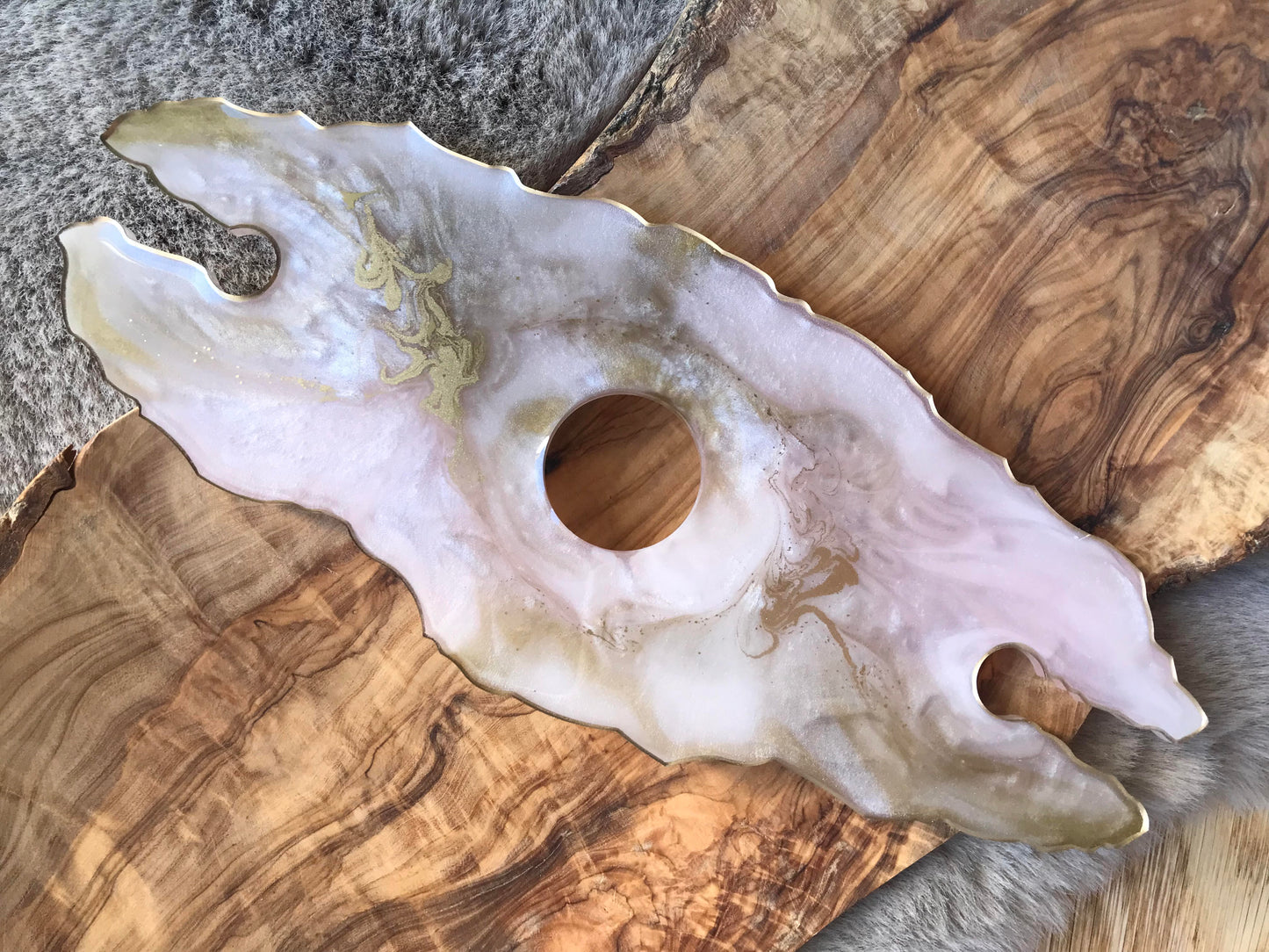 Weinbutler aus Epoxidharz in Rosa-Gold-Marmoroptik